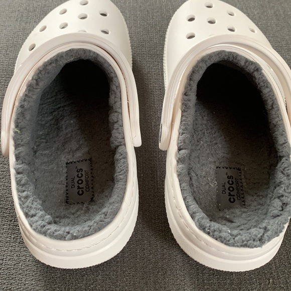 White crocs with gray fur inside Size M 6 W 8 - Picture 2 of 3